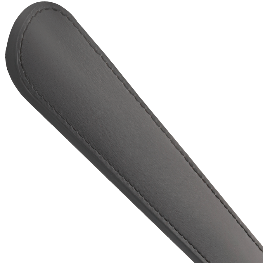 Pagaia fetish nera Darkness Sensations lunga 48 cm con dettagli in pelle e fibbie, ideale per giochi di ruolo e BDSM.