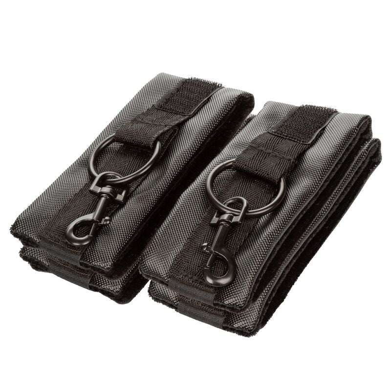 Cravatta senza limiti di CALEXOTICS, elegante e versatile, con design moderno e dettagli raffinati, perfetta per ogni occasione formale.