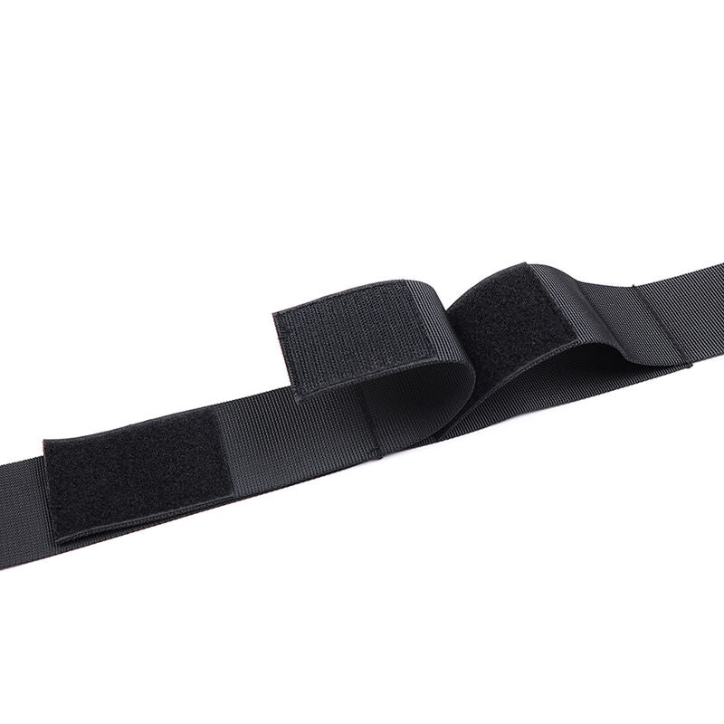 Manette da polso e collare in nylon OHMAMA FETISH, fasce regolabili e resistente, in uso come accessori BDSM.