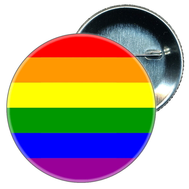 Spilla Pride con bandiera LGBT, decorativa e colorata, simbolo di orgoglio e inclusione, firma PRIDE.
