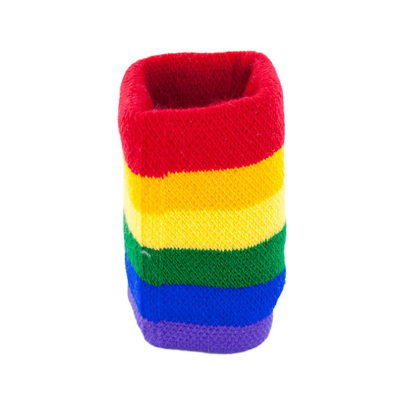 Braccialetti PRIDE con bandiera LGBT colorata, simbolo di orgoglio e inclusione, visibili in primo piano.