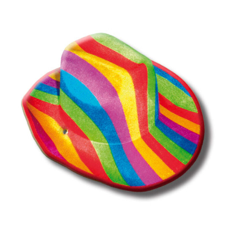 Cappello PRIDE con bandiera LGBT colorata, simbolo di inclusività e diritti civili, visibile in primo piano nell'immagine.