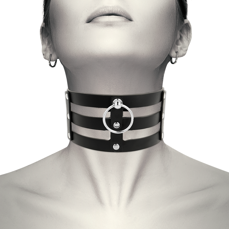 Collana girocollo in pelle vegana stile fetish di Coquette Accessories, con dettagli eleganti e design audace.