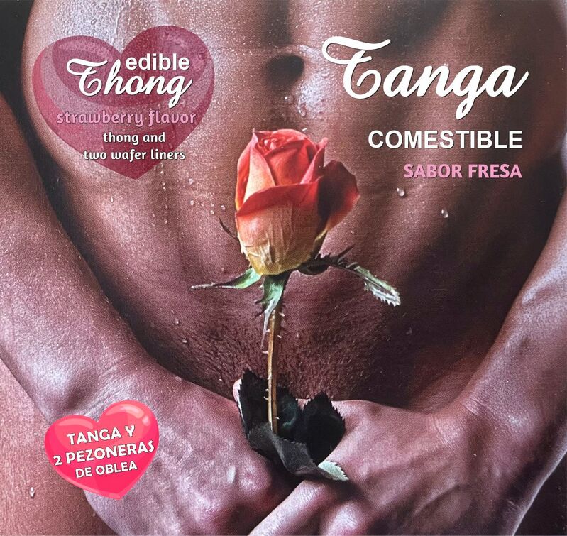 Perizoma uomo HOTFLOWERS con due capezzoli in wafer alla fragola, dettagliari e morbidi, visibile in primo piano.