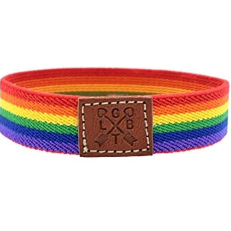 Bracciale in gomma PRIDE per ragazzo, design luxury con dettagli colorati e stile moderno, indossato al polso.