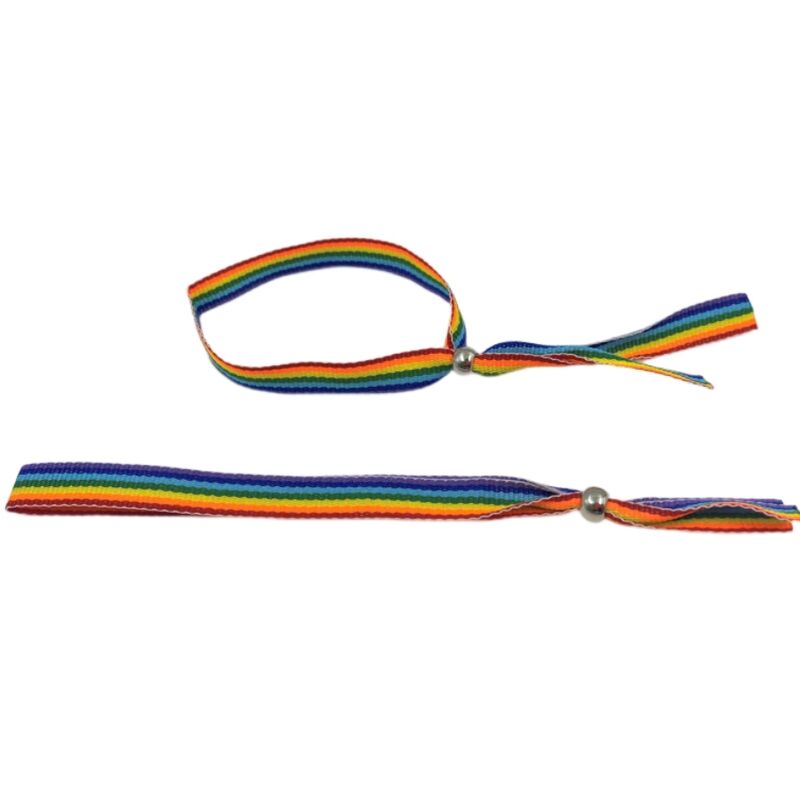 Bracciale Pride con sfere in argento e bandiera LGBT, accessorio colorato e simbolico per supportare l'uguaglianza.