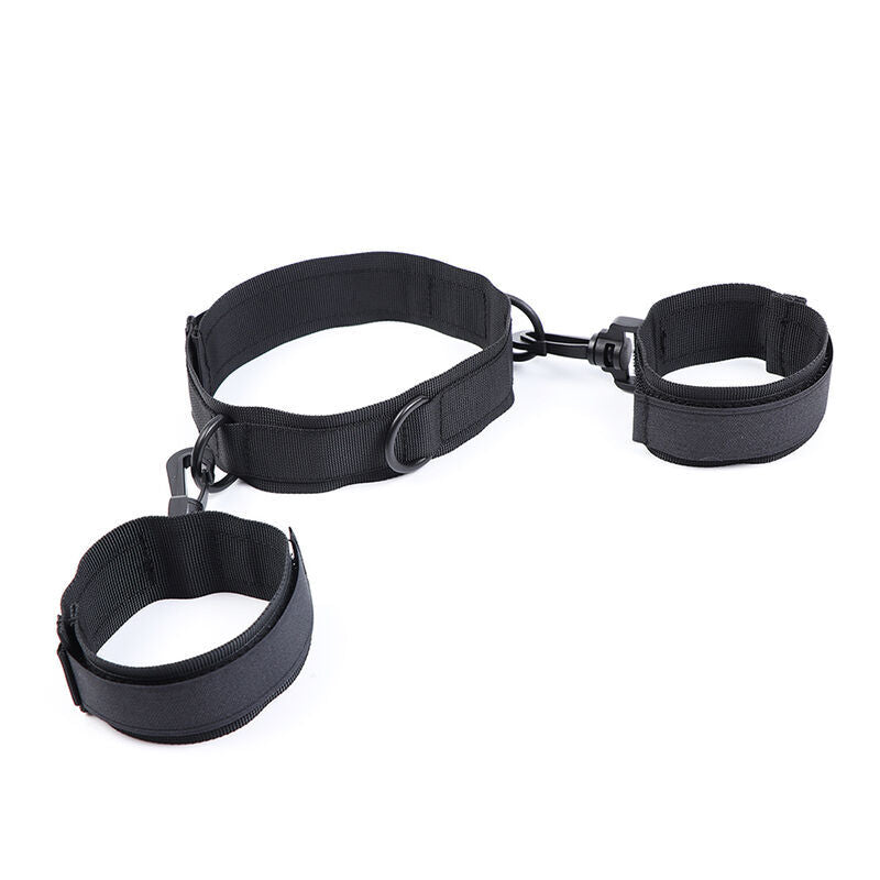 Manette e colletto fetish in nylon di OHMAMA FETISH, dettagli eleganti e resistente, indossati su un modello.