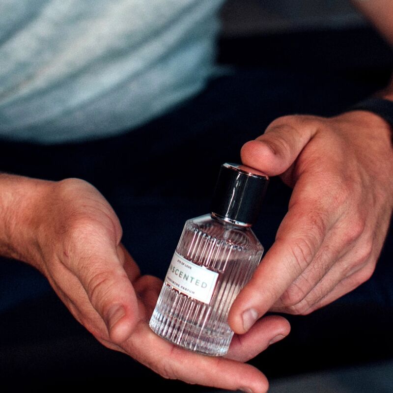 Profumo EOL Pheromones Deluxe di Eye of Love, flacone da 50 ml senza profumo, visibile sullo sfondo.