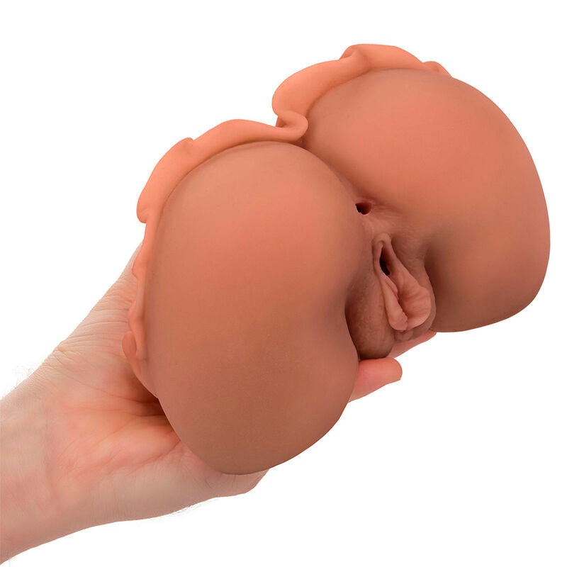 Masturbatore realistico CALEXOTICS La Regina del Benvenuto doppio, design in colore caramello, dettagli realistici, morbido e avvolgente