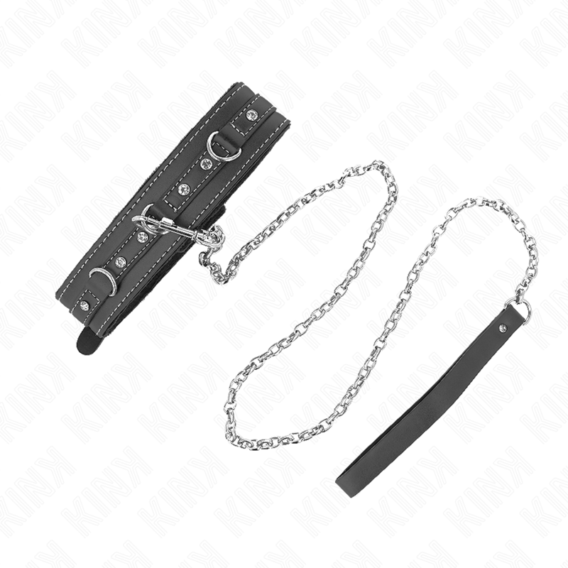 Collana in pelle PVC KINK con cinturina, rivetti e strass, lunga 105 cm, con dettagli decorativi e chiusura robusta.