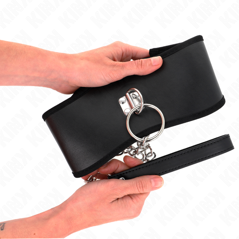 Collana lunga KINK di 65 cm con cinturino largo regolabile tra 40 e 55 cm, in pelle o materiale simile, vista frontale.