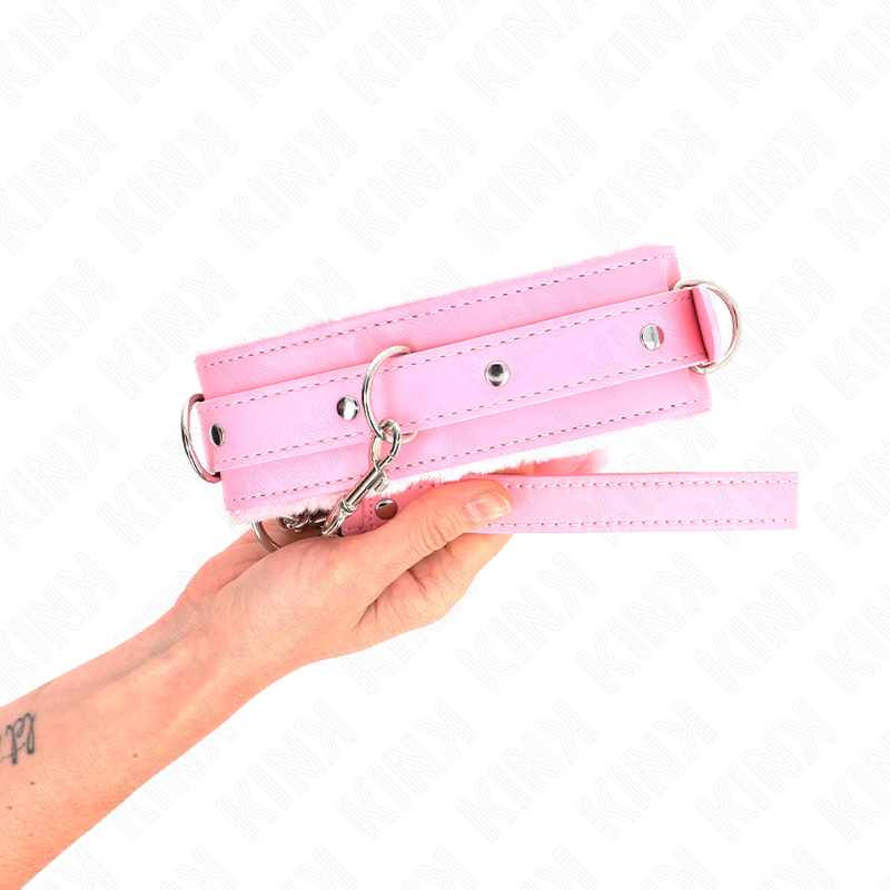 Collare rosa con guinzaglio di 65 cm e restrizioni, marca KINK COLLAR & GAG, misura 36-42 cm x 5,5 cm, in primo piano