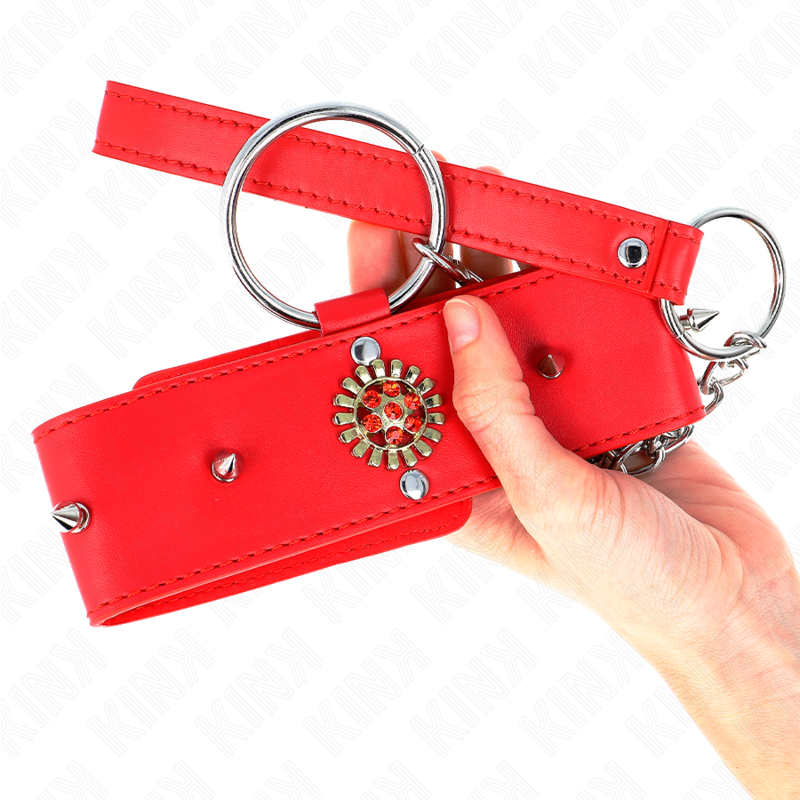 Collana di diamanti rossi con cintura regolabile KINK, lunghezza 65 cm, dettaglio di diamanti e cinturino in pelle.