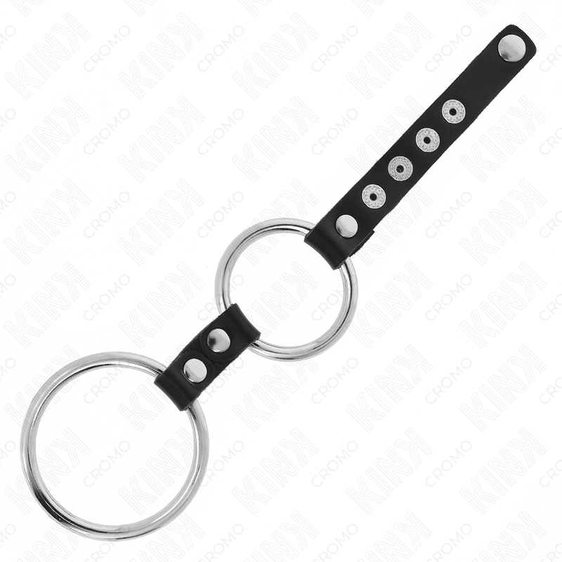 Anello doppio per pene in metallo KINK RING POWER collegato con pelle, misura tra 3,8 e 5 cm, visibile in primo piano.