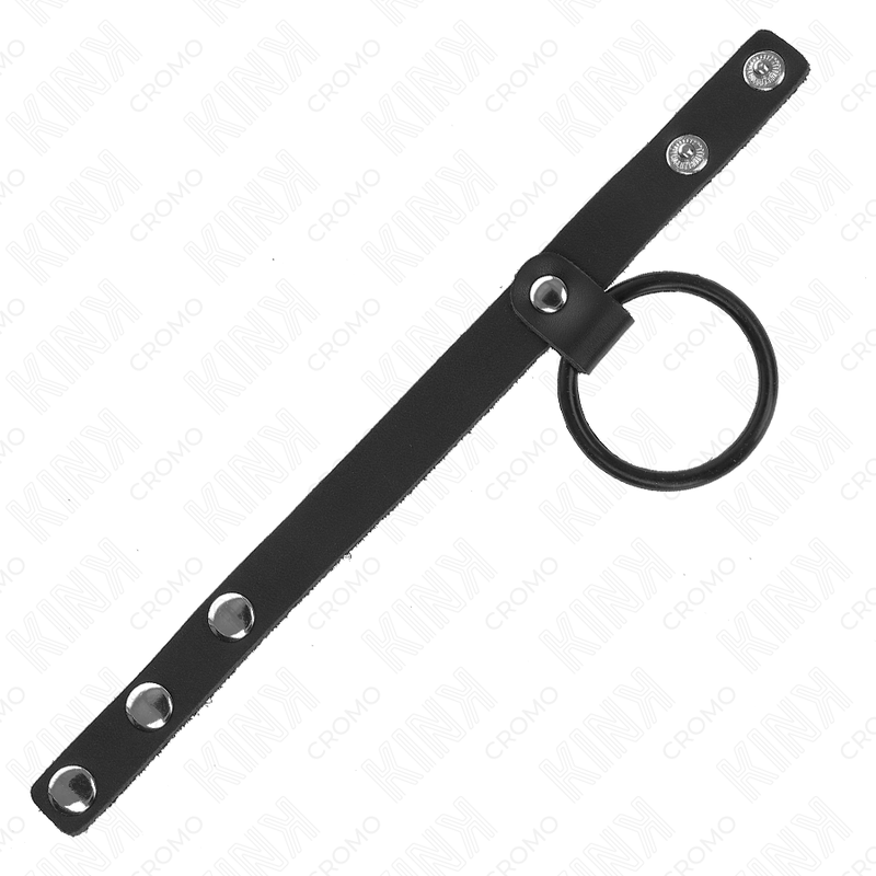Anello per pene in silicone KINK con divisore per palline in pelle, misura 3,8 cm e 22 x 1,5 cm, in uso.