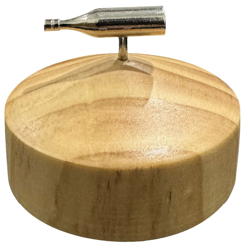 Gioco Gira la Bottiglia di Kheper Games con bottiglia di vetro colorata e base di legno, in uso in una stanza.