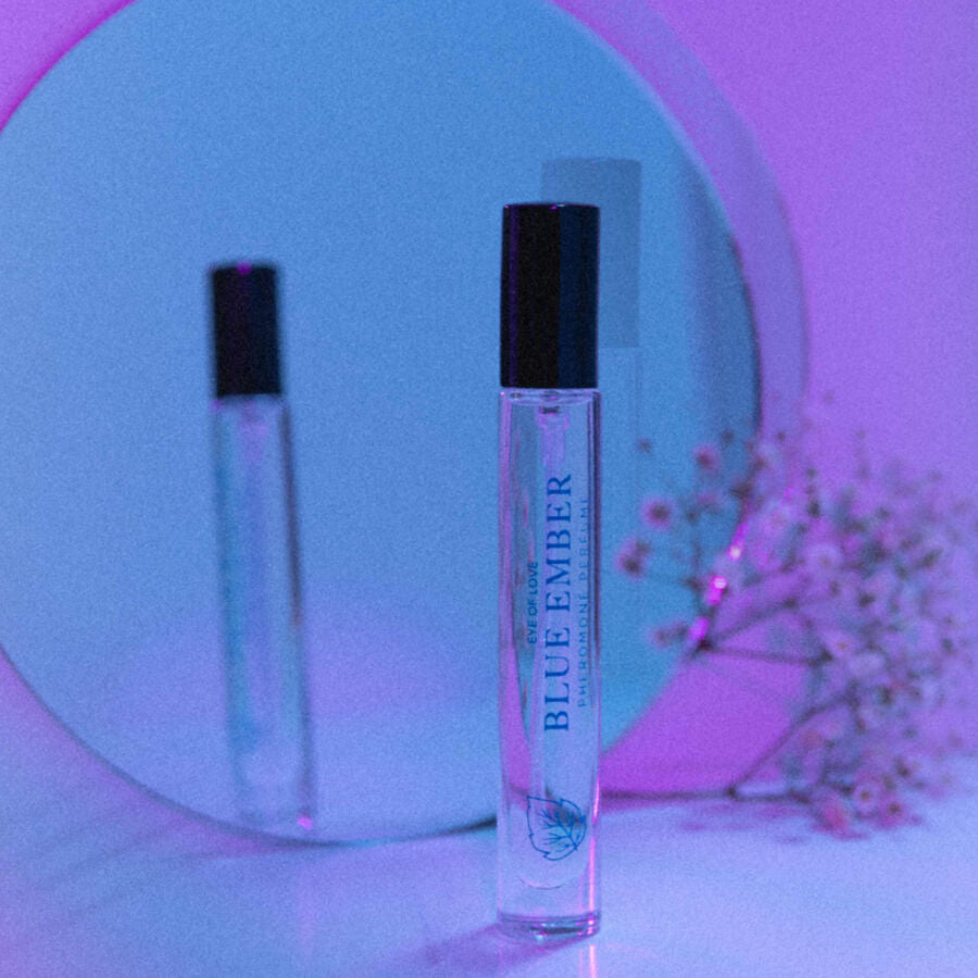 Profumo Bloom Male Indica Blue Ember di Eye of Love in flacone da 10 ml con etichetta blu, aromi speziati e legnosi.