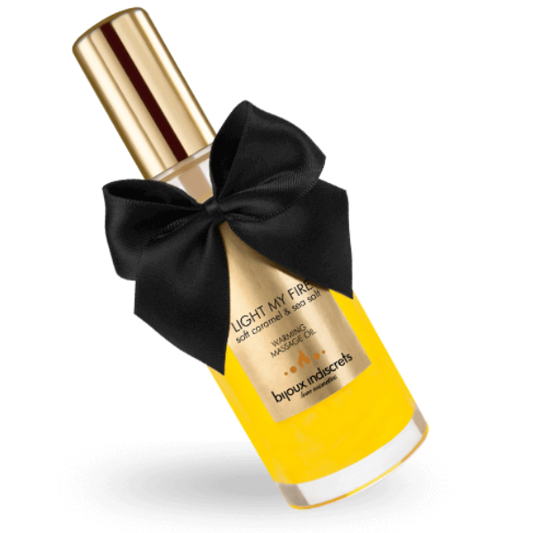 Olio da massaggio Bijoux Love Cosmetiques con effetto caldo e aroma al caramello, bottiglia con etichetta e tappo.