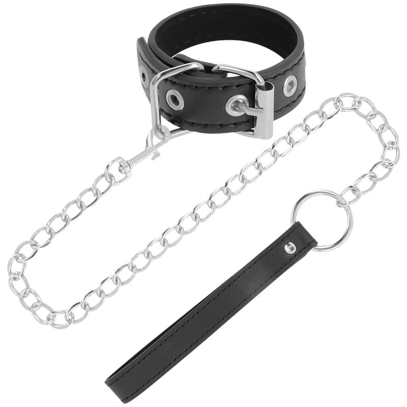 Anello per pene DARKNESS con cinturino regolabile, in metallo nero, ideale per giochi BDSM e bondage.
