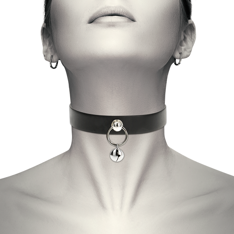 Collana in pelle vegana Coquette Chic Desire con charm a forma di sonaglio e cerchio, accessorio donna elegante e alla moda