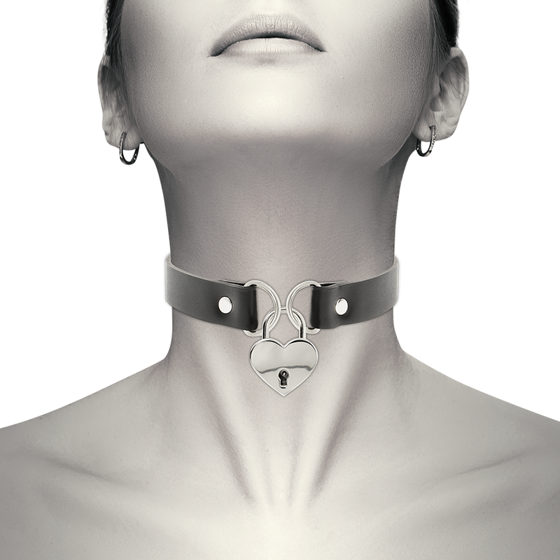Collana in pelle vegana COQUETTE ACCESSORIES con pendente cuore e chiave, stile chic e moderno.
