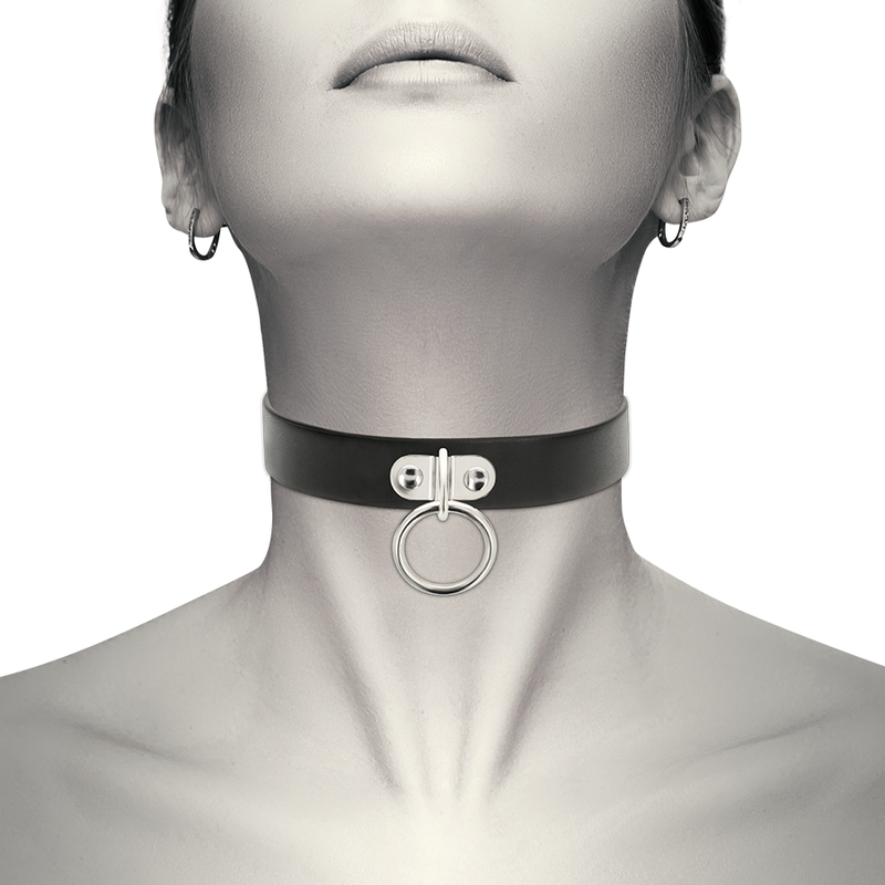 Collana in pelle vegana Coquette Chic Desire di Coquette Accessories, accessorio femminile con dettagli eleganti e stile fetish.