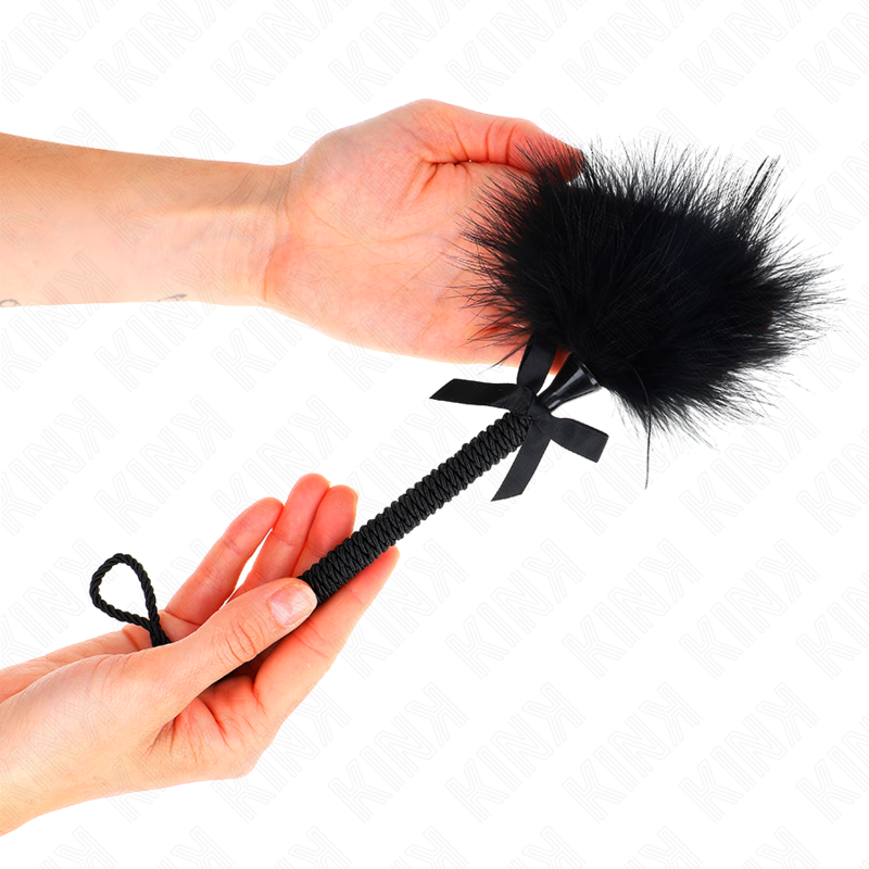 Bacchetta in corda di nylon KINK Impact & Touch con piume Tickle e fiocco nero, lunga 25 cm, con dettagli eleganti e morbidi.
