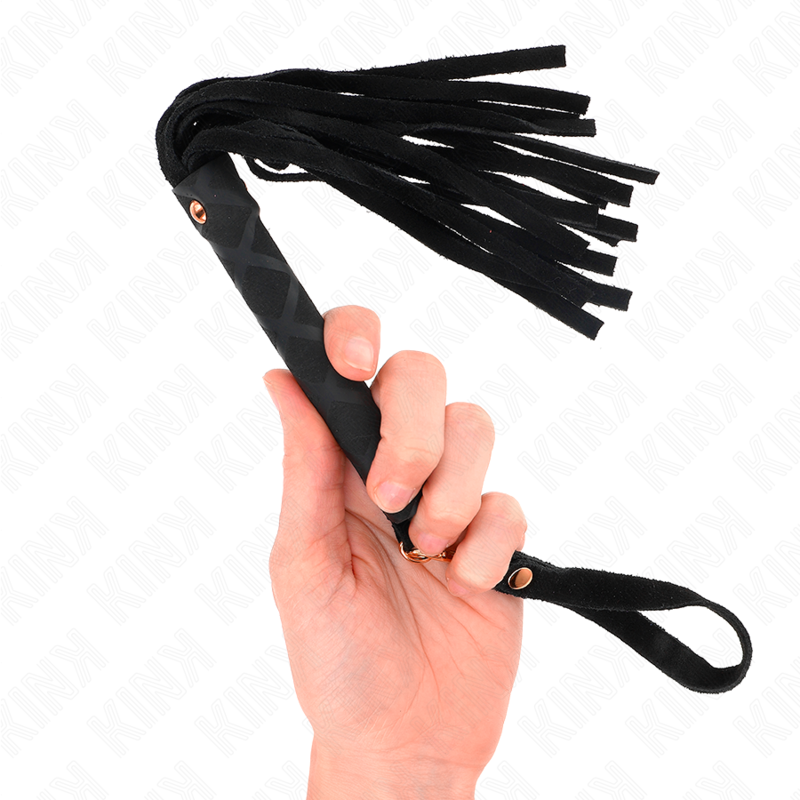 Frusta in camoscio nero KINK IMPACT & TOUCH, lunga 30 cm, con impugnatura e dettagli morbidi e realistici.