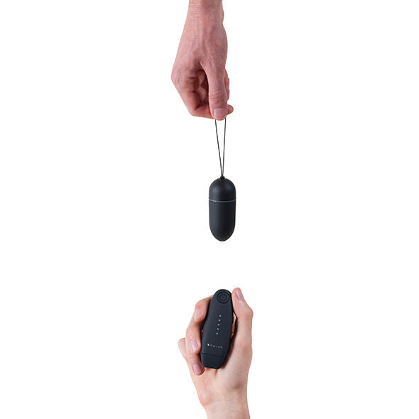Vibratore nero B SWISH BNAUGHTY CLASSIC UNLEASHED, forma elegante e dettagli lisci, ideale per stimolazione e piacere personale.