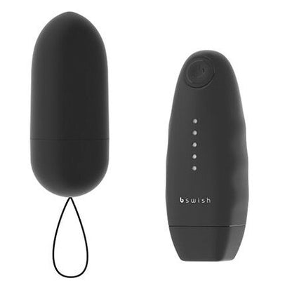 Vibratore nero B SWISH BNAUGHTY CLASSIC UNLEASHED con design elegante e superficie liscia, visibile in primo piano.
