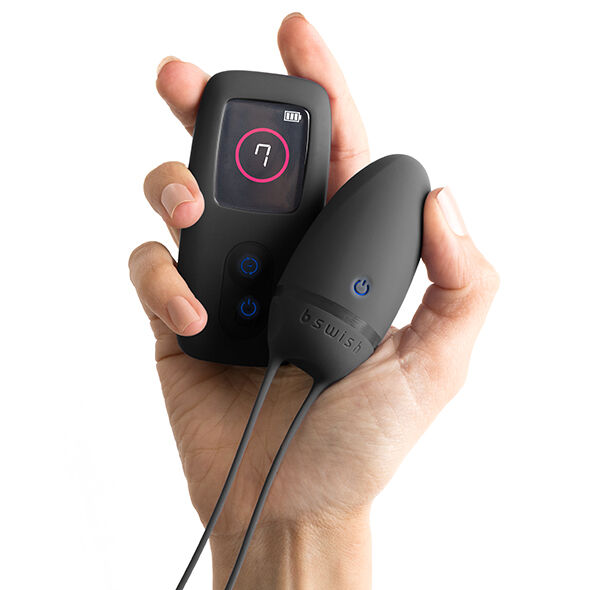 Vibratore nero B Swish Bnaughty Premium Unleashed con dettagli eleganti e design ergonomico, visibile in questa immagine.