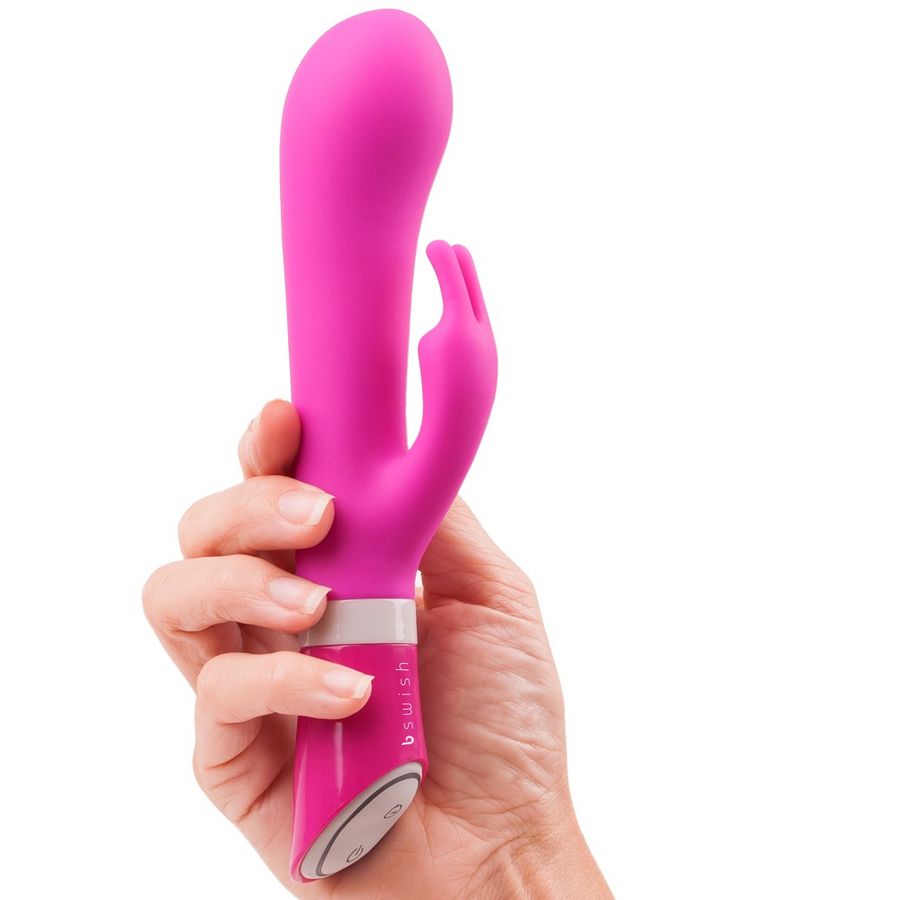 Vibratore coniglio B SWISH BWILD DELUXE Bunny in colore lampone, design ergonomico e dettagli realistici, ideale per il piacere.