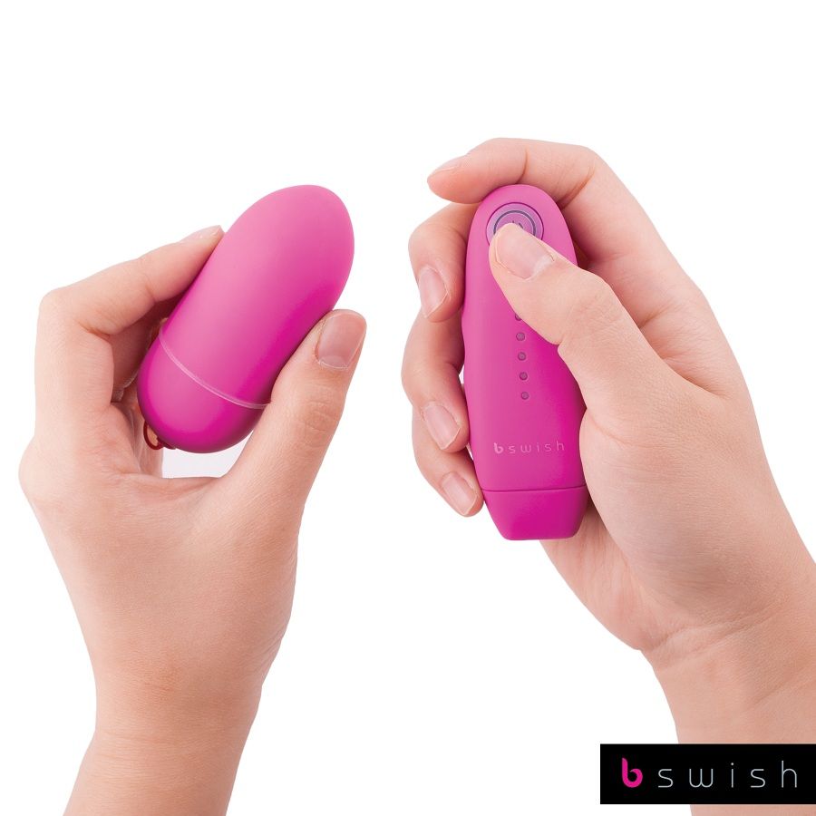 Telecomando rosa classico B SWISH Unleashed con design elegante e maneggevole, ideale per controllare dispositivi compatibili.
