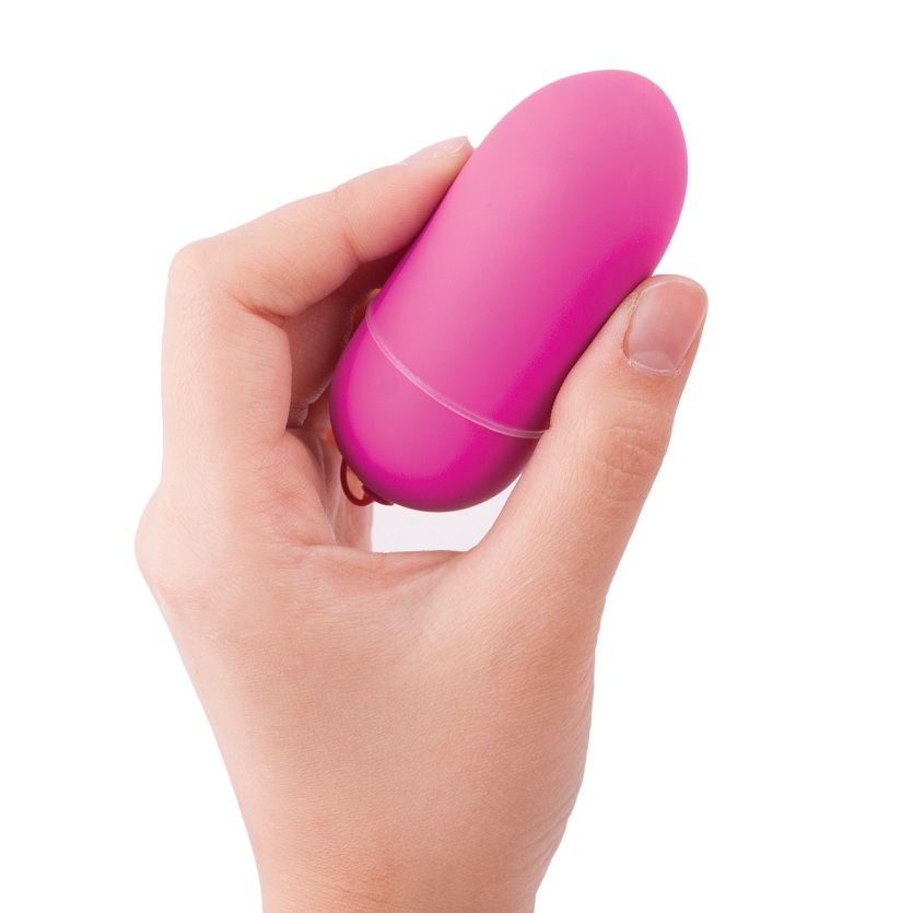 Telecomando rosa classico B SWISH Unleashed, con pulsanti e design elegante, visibile in primo piano.