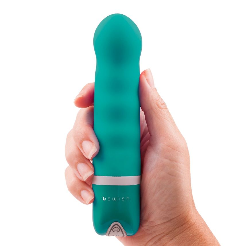 Vibratore B SWISH BDesired Deluxe con finitura perla giada, silicone morbido e design elegante per piacere personale.