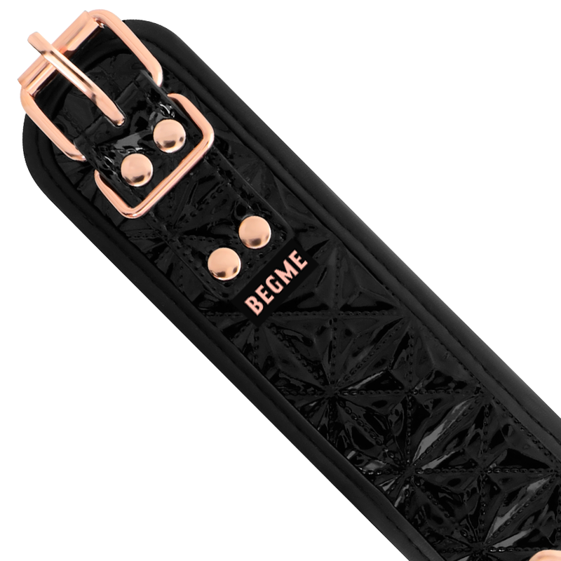 Collare con morsetti per capezzoli della linea BEGME BLACK EDITION, accessorio per pratiche BDSM con design elegante e resistente.