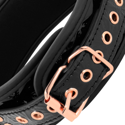 Collare con morsetti per capezzoli BEGME BLACK EDITION, accessorio di bondage per gioco erotico e BDSM.