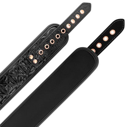 Collare BEGME BLACK EDITION con morsetti per capezzoli, accessorio BDSM in morbido materiale nero.