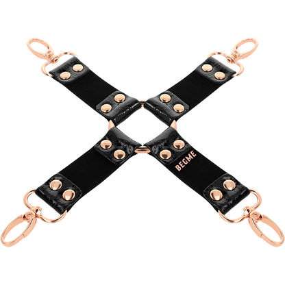 Cinghia di sottomissione in pelle vegana BEGME BLACK EDITION, modello Hog Tie, con dettagli nero opaco e fibbie robuste.