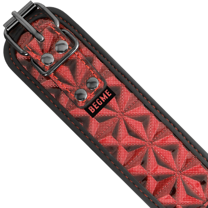 Collare in pelle vegana premium BEGME Red Edition con fodera in neoprene, design elegante e resistente, colore rosso brillante.
