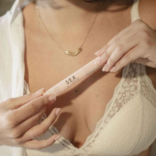 Siero orgasmico per clitoride BIJOUX AU NATUREL, prodotto di gioielleria e benessere intimo, con flacone e applicatore.