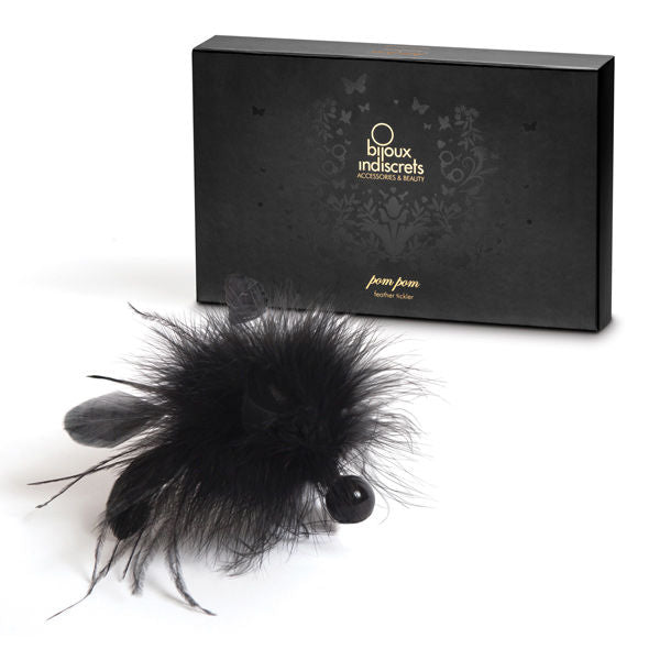 Spolverino in piuma con pom pom in stile bijoux indossato come accessorio di moda femminile.
