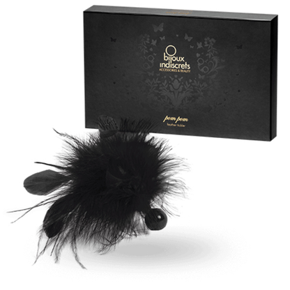 Spolverino in piuma Pom Pom di Bijoux Indiscrets, decorato con morbidi pom pom in piuma, accessorio elegante e delicato.