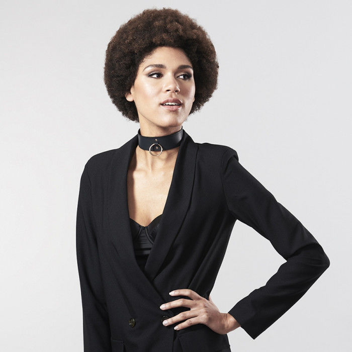 Collana nera con cinturino di Bijoux Indiscrets Maze, accessorio elegante in stile minimalista e moderno.