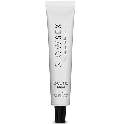 Balsamo per sesso orale Bijoux Slow Sex, flacone da 10 ml, con etichetta bianca e dettagli neri, visibile in primo piano.