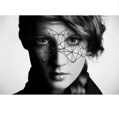 Maschera Bijoux Kristine di Bijoux Vinyl Masks, stile futuristico con dettagli in vinile nero e trasparente per look innovativo.