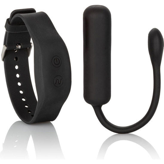 Braccialetto CALEXOTICS REMOTE PETITE BULLET in nero con dettagli metallici, visto da vicino.