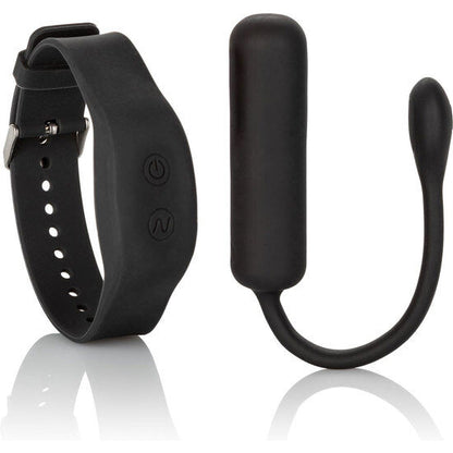 Braccialetto CALEXOTICS REMOTE PETITE BULLET in nero con dettagli metallici, visto da vicino.