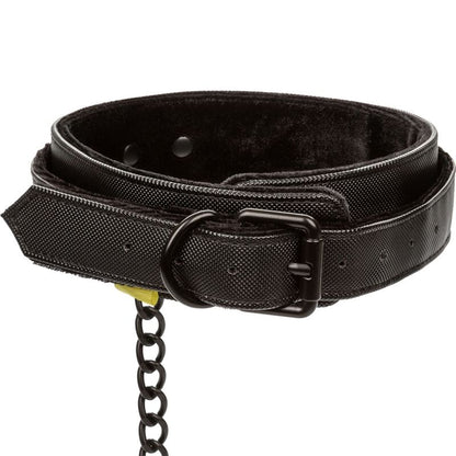 Collare e guinzaglio Boundless di CALEXOTICS, in morbido materiale nero, con fibbia regolabile e dettagli eleganti.
