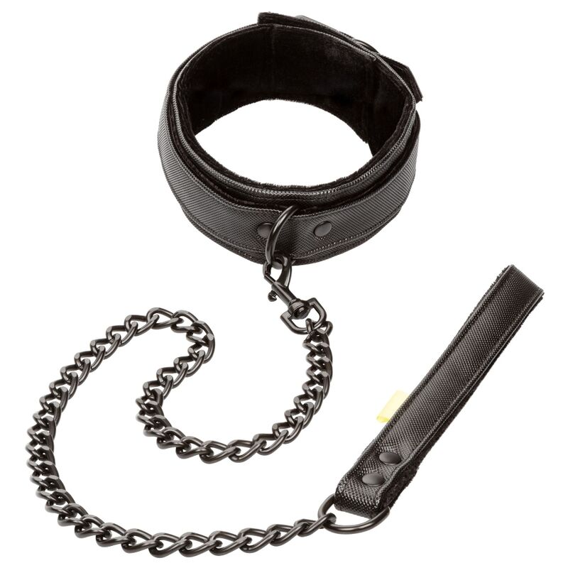Collare e guinzaglio Boundless di CALEXOTICS, accessori in pelle nera con fibbie metalliche, perfetti per il bondage.